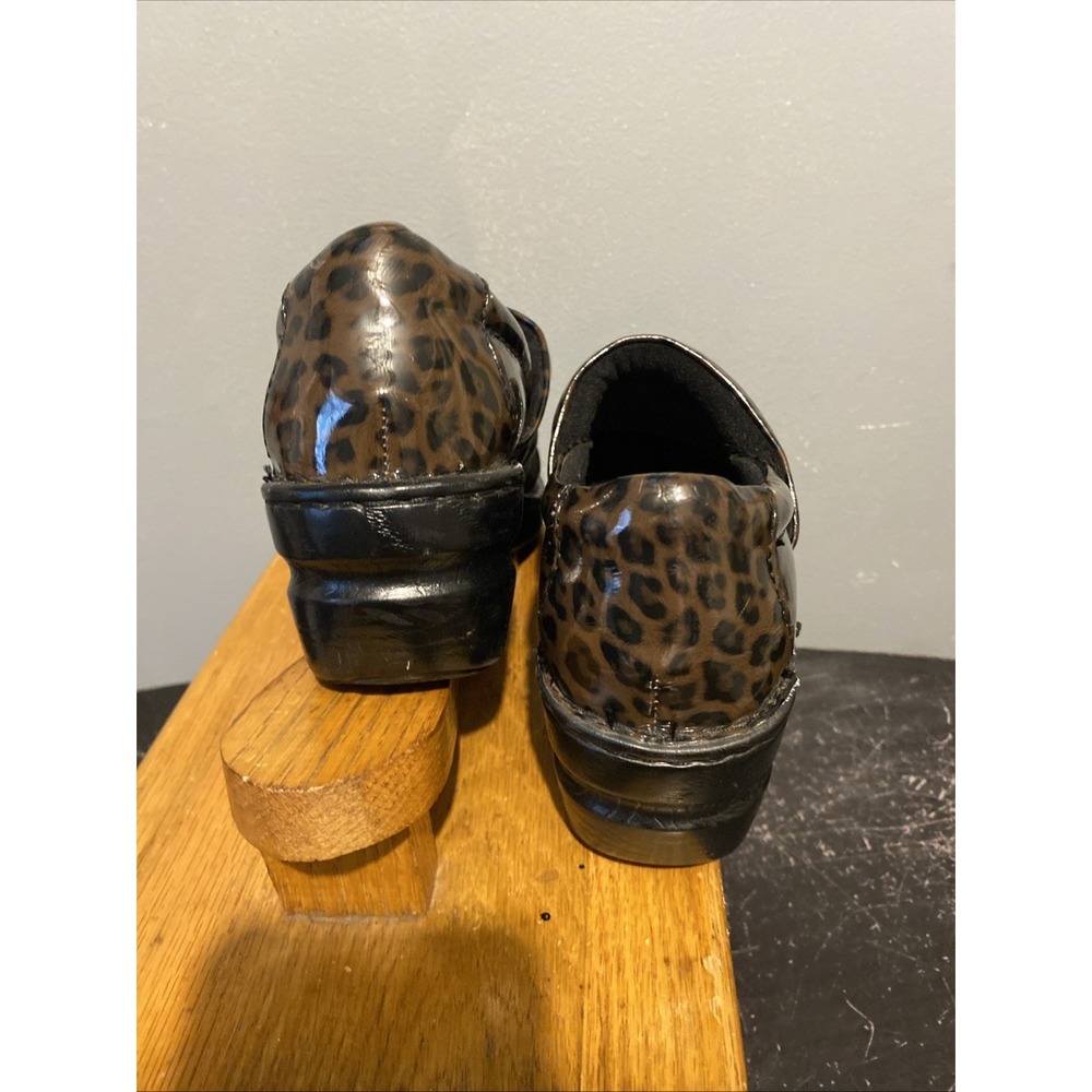 BOC Born Concept Shoes Womens 10 Leopard Clogs Brown Faux Leather Casual Slip On - Picture 5 of 10